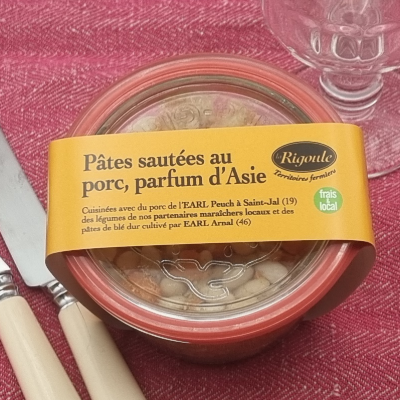 Plat cuisiné de nouilles sautés au porc, saveurs d'Asie